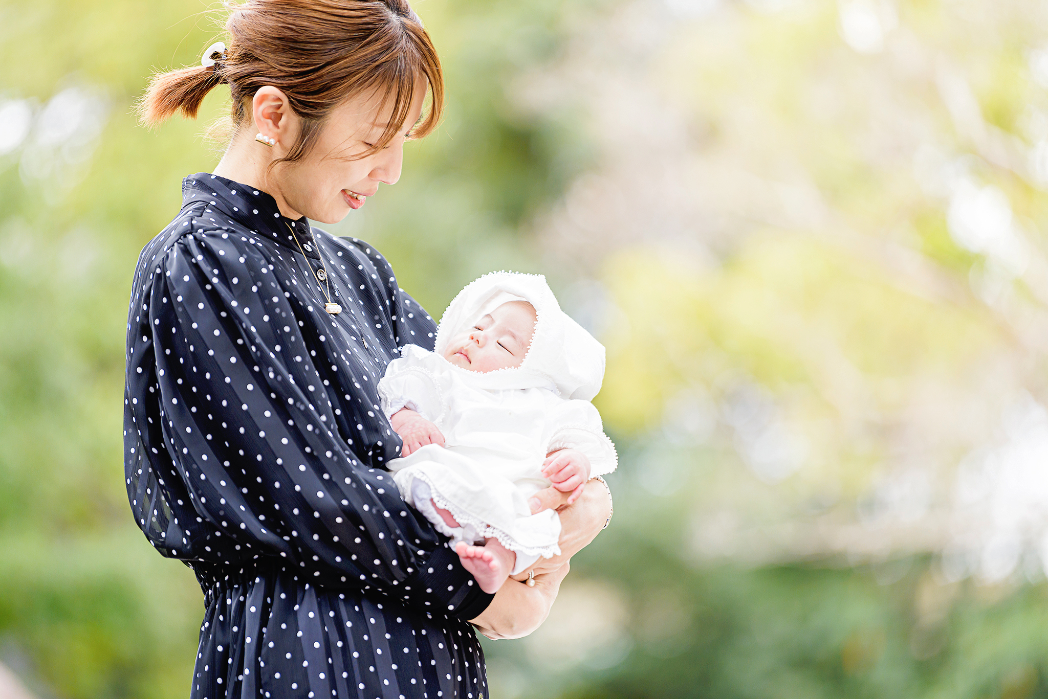 お宮参り・お母さんに抱かれた赤ちゃん
