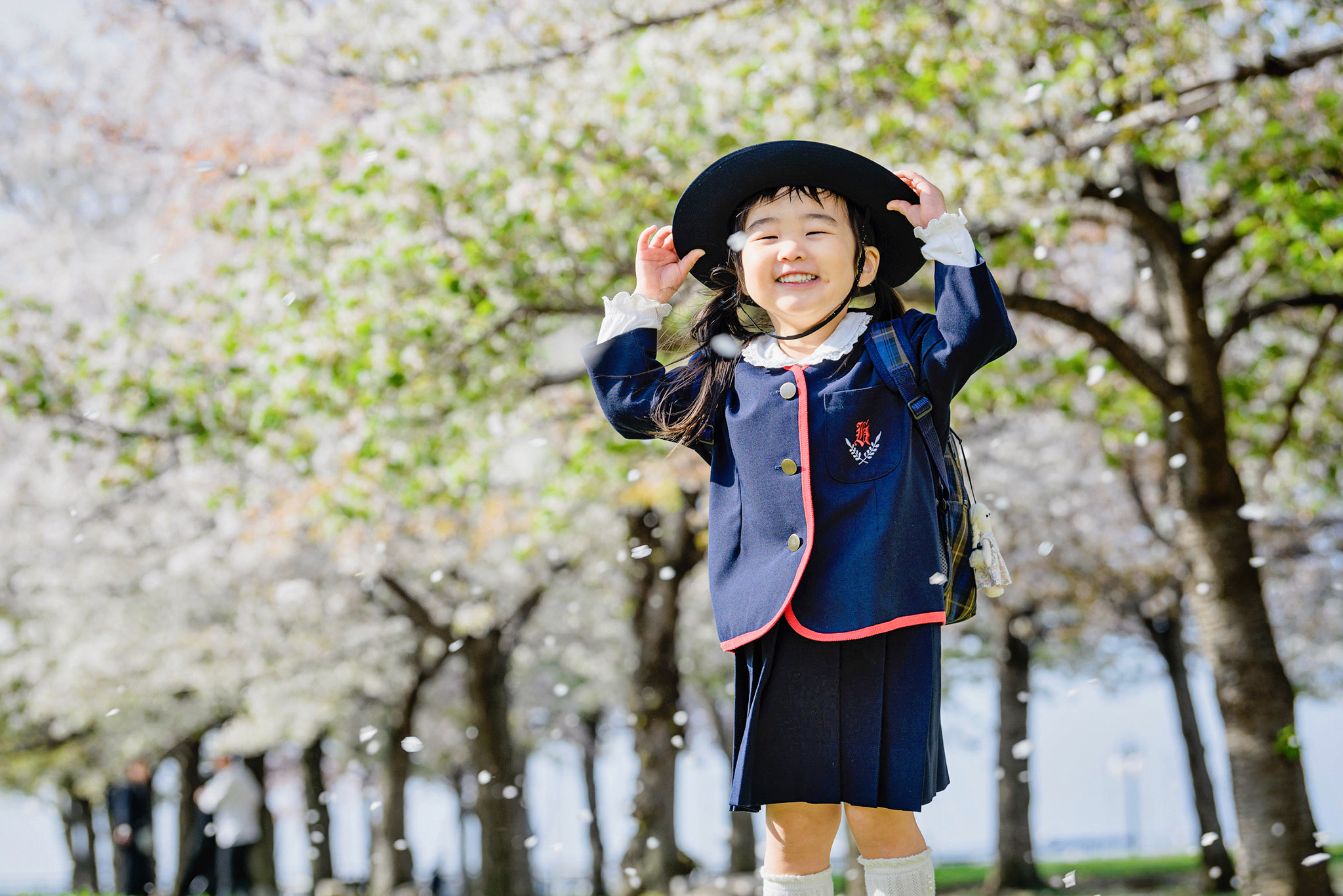 桜吹雪のなかの入園・入学式