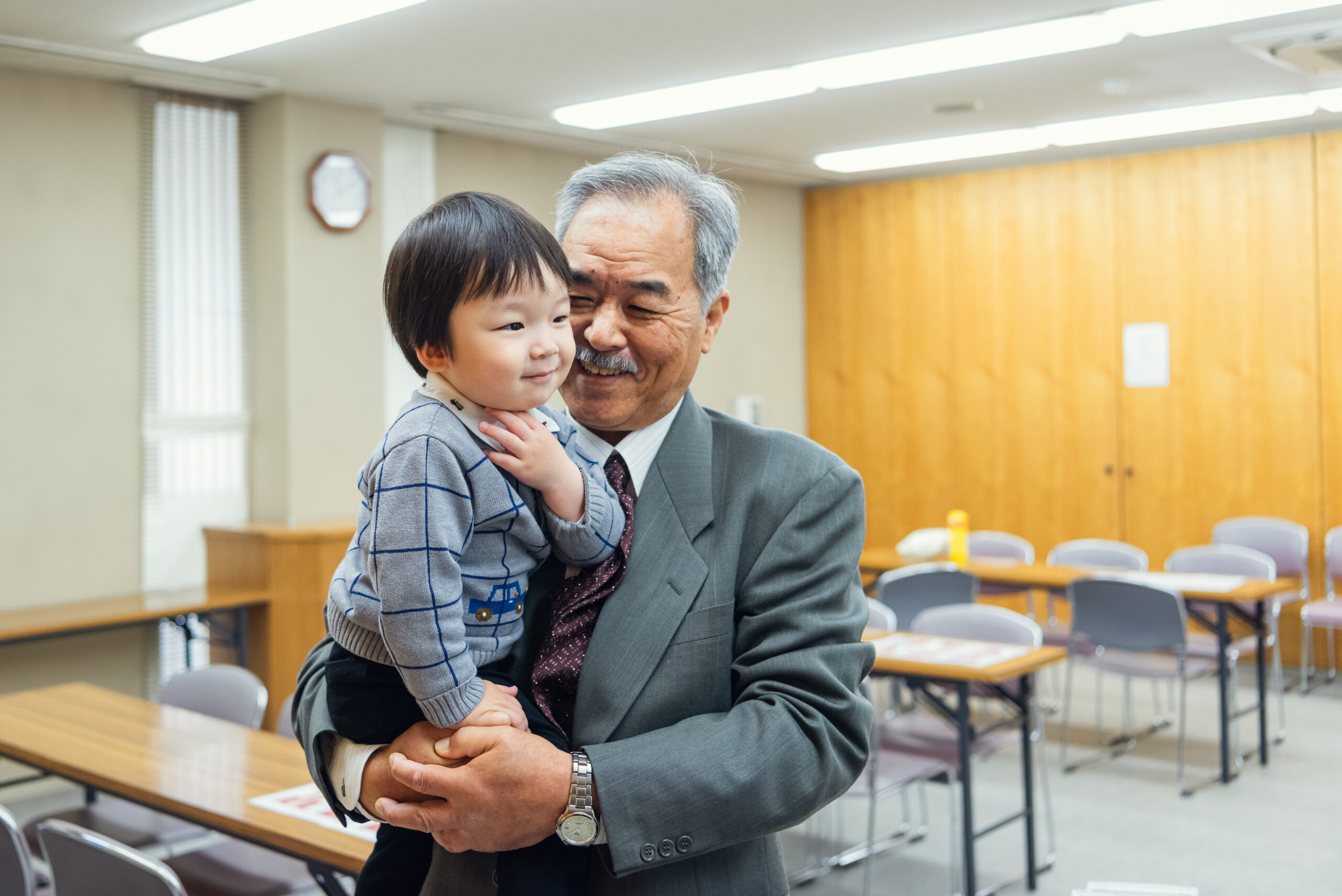 生田神社お宮参り|おじいちゃまに嬉しそうに抱っこされるお兄ちゃん【Lighthouse Photo】