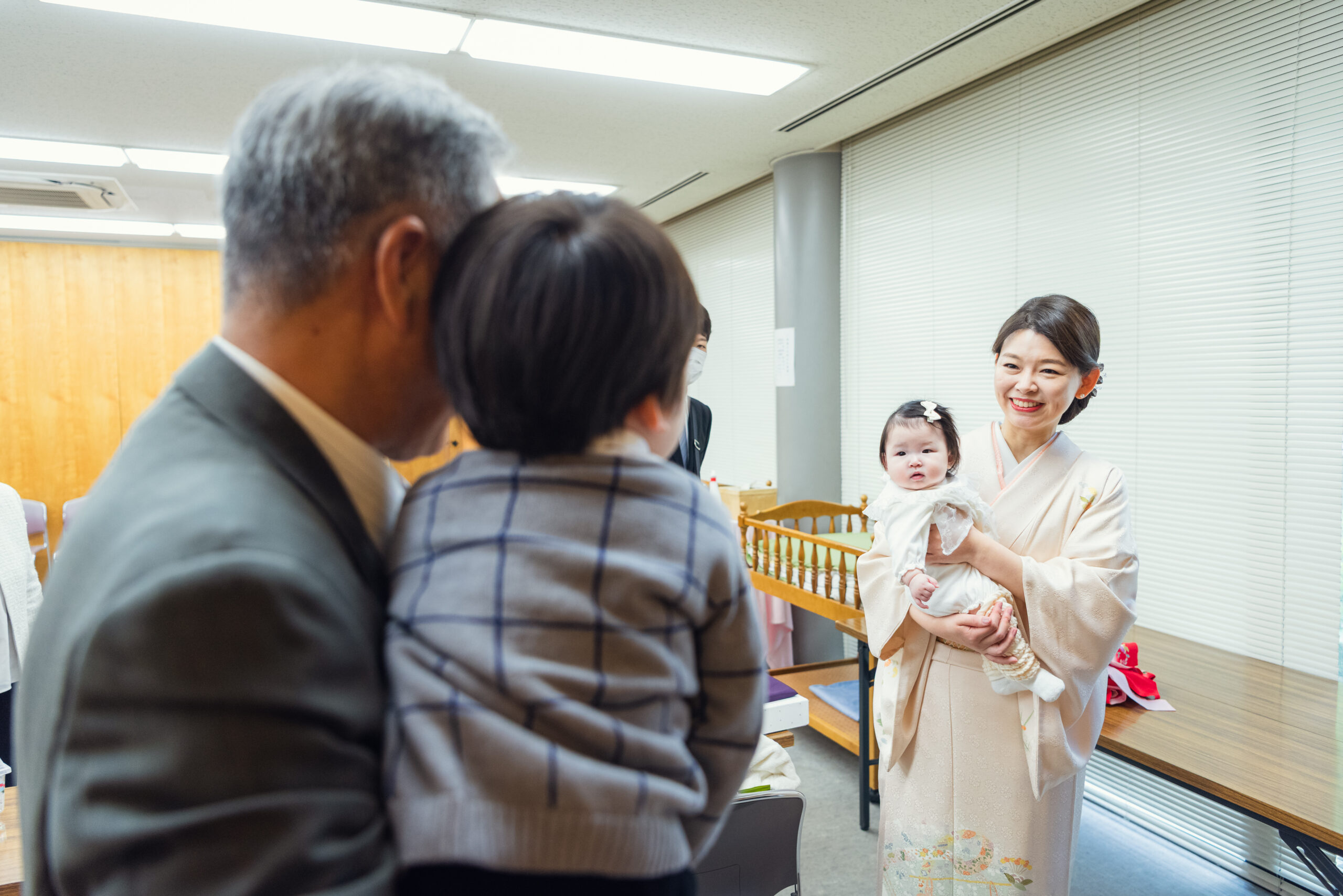 生田神社お宮参り|ピンクのお着物のママに抱かれる主役のお子さまとお兄ちゃん【Lighthouse Photo】