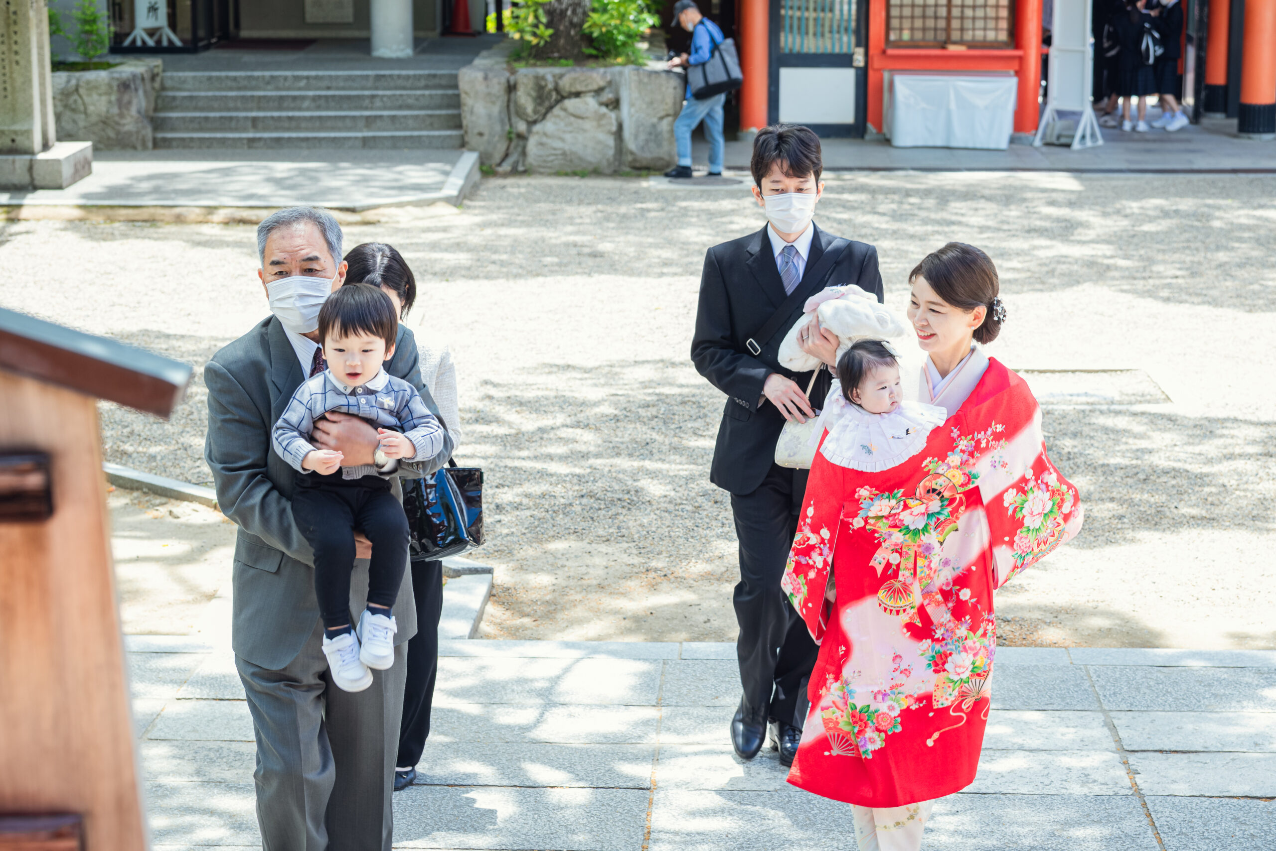 生田神社お宮参り|ご本殿へ向かう家族みんなの笑顔の移動シーン【Lighthouse Photo】