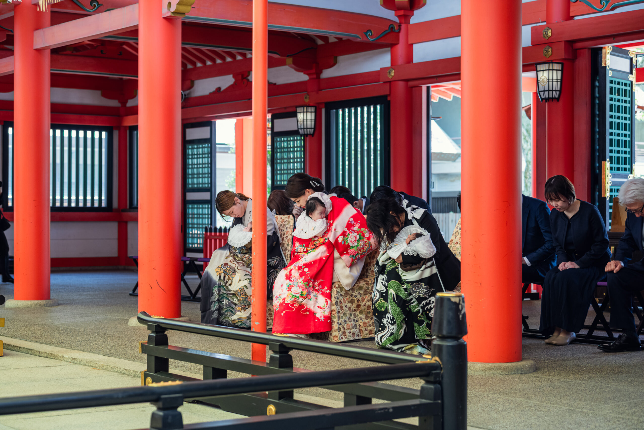 生田神社お宮参り|ご本殿内でのご祈祷の厳かなひとコマ【Lighthouse Photo】