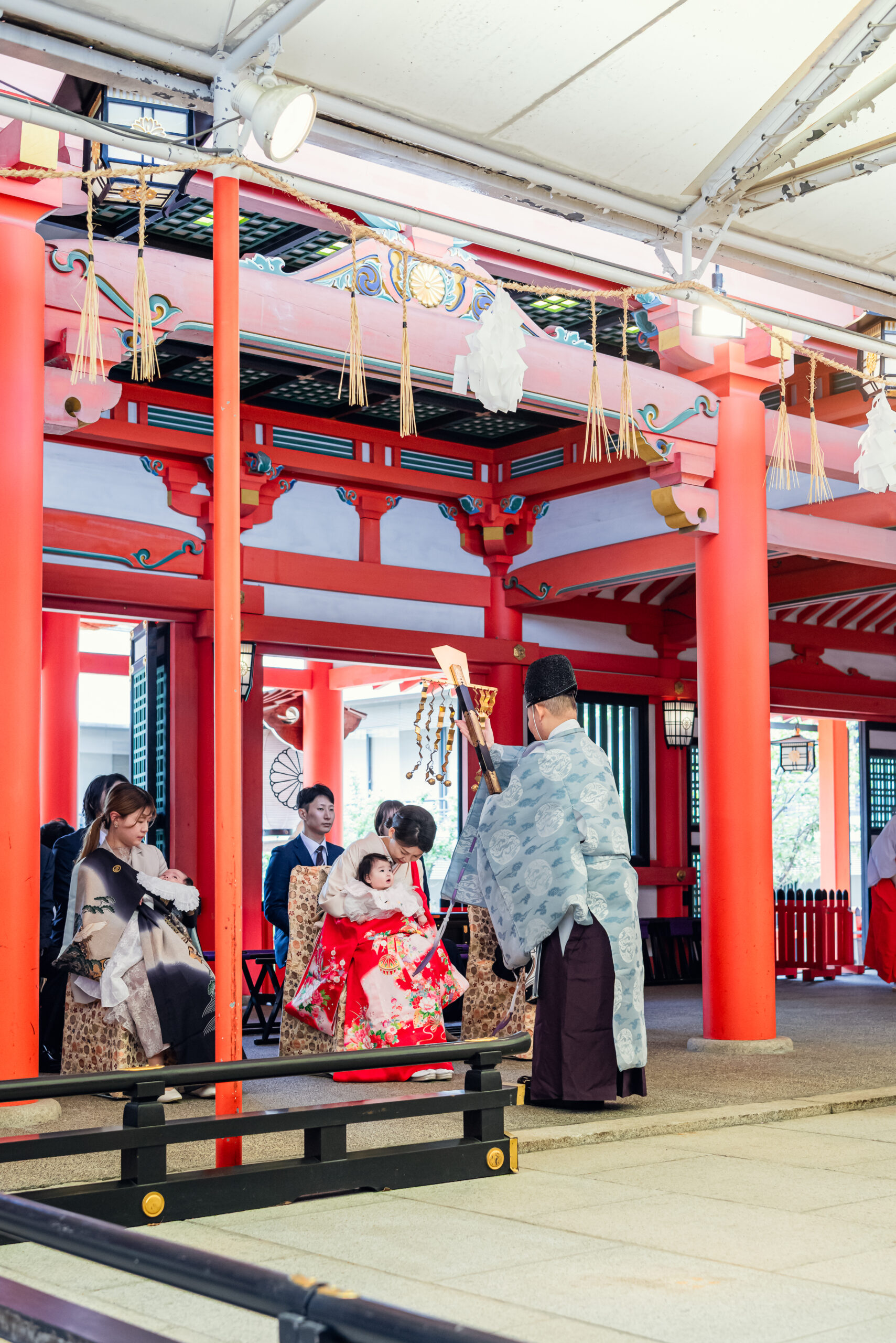 生田神社お宮参り|御鈴を受ける主役のお子さまと見守るご家族【Lighthouse Photo】