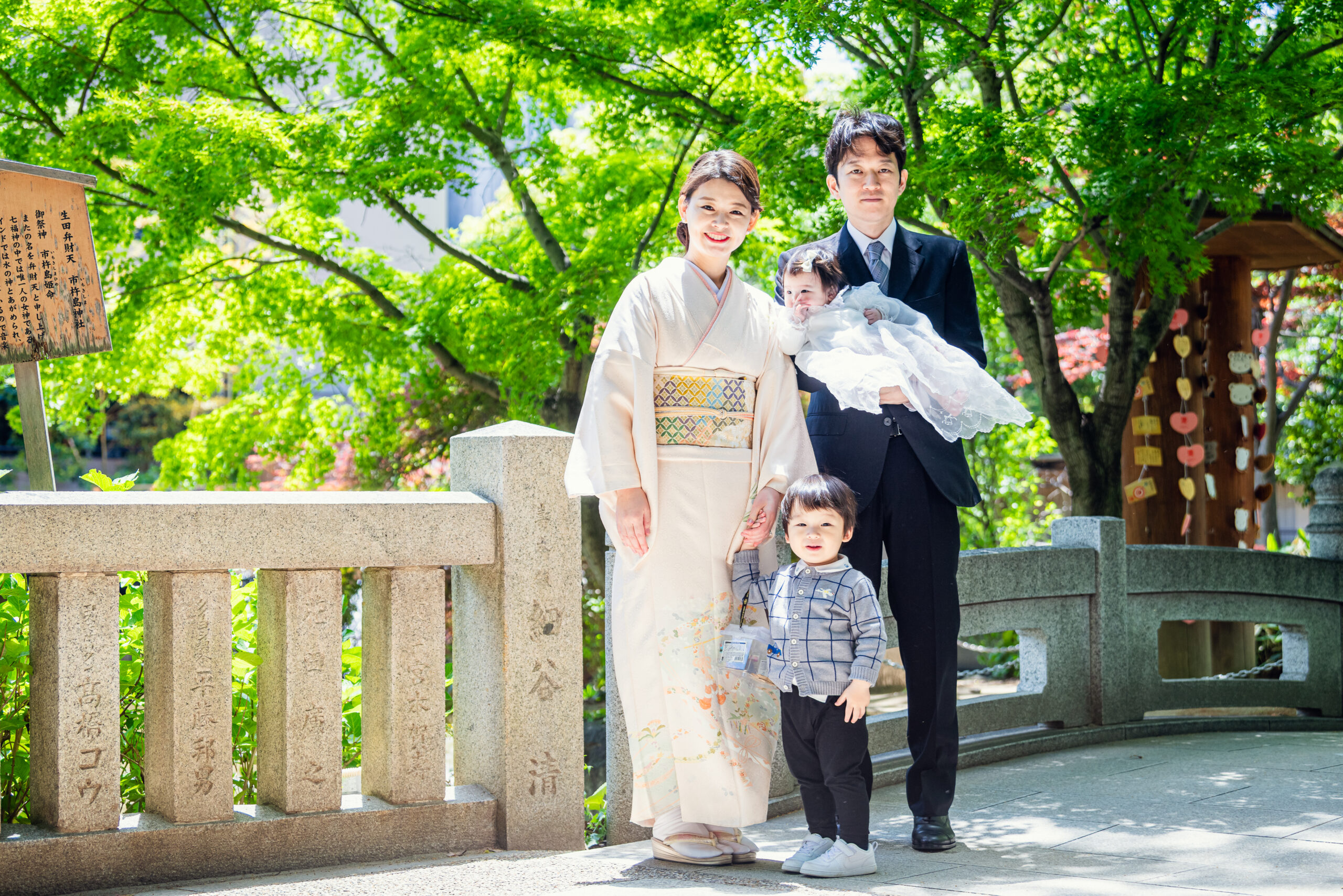 生田神社お宮参り|ご本殿左奥の池と青もみじを背景にしたロケーション撮影【Lighthouse Photo】