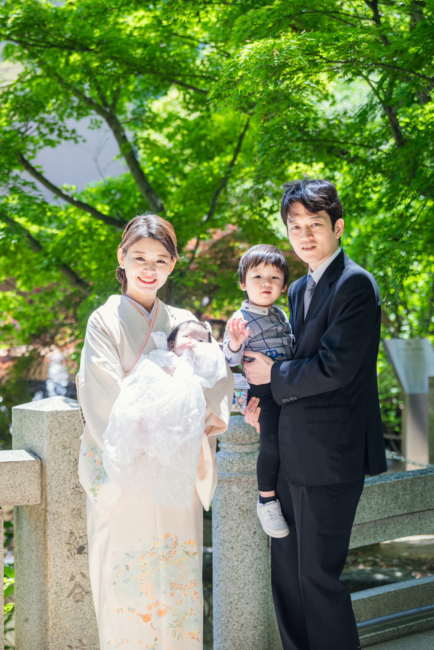 生田神社お宮参り|みずみずしい青もみじの緑に包まれたご家族の記念写真【Lighthouse Photo】