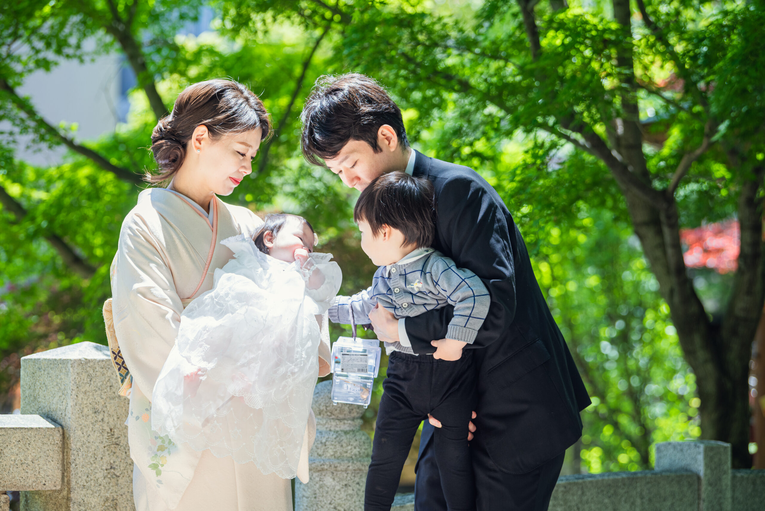 生田神社お宮参り|パパの腕から妹ちゃんを興味津々に覗き込むお兄ちゃん【Lighthouse Photo】