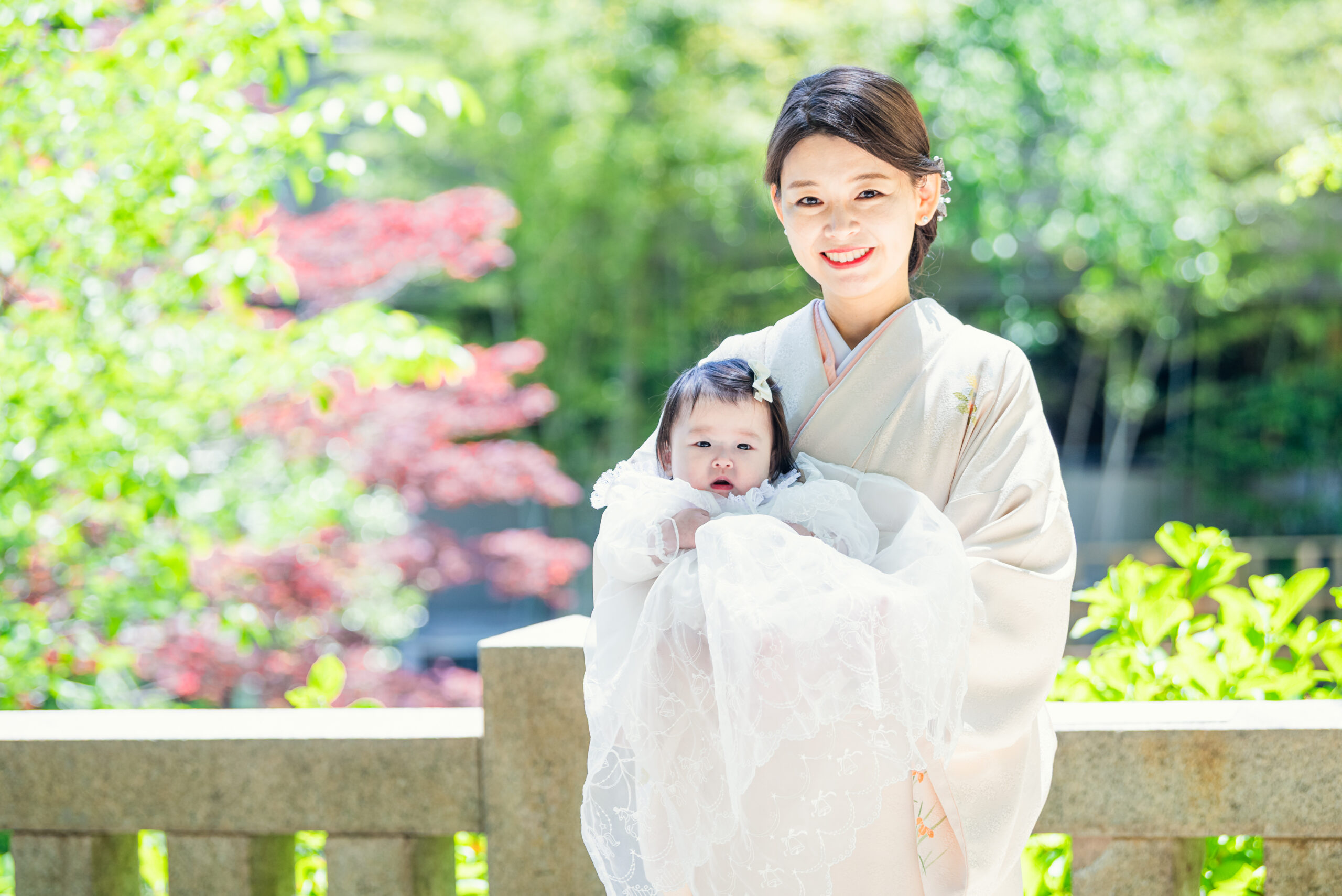 生田神社お宮参り|木漏れ日の中、ふんわりやわらかなママと主役のお子さまの2ショット【Lighthouse Photo】