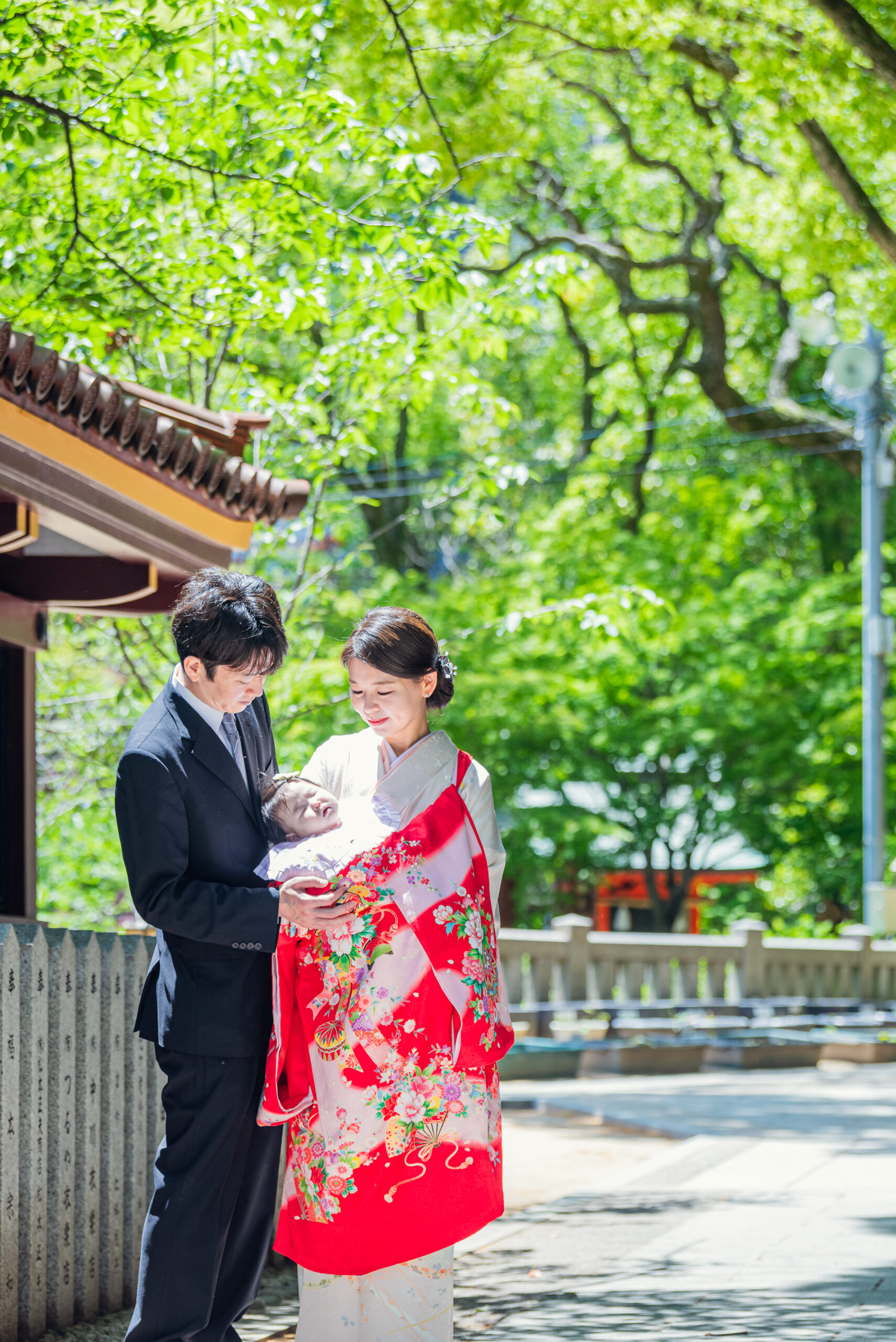 生田神社お宮参り|池を背景にしたご本殿裏でのパパママ妹ちゃん3ショット【Lighthouse Photo】