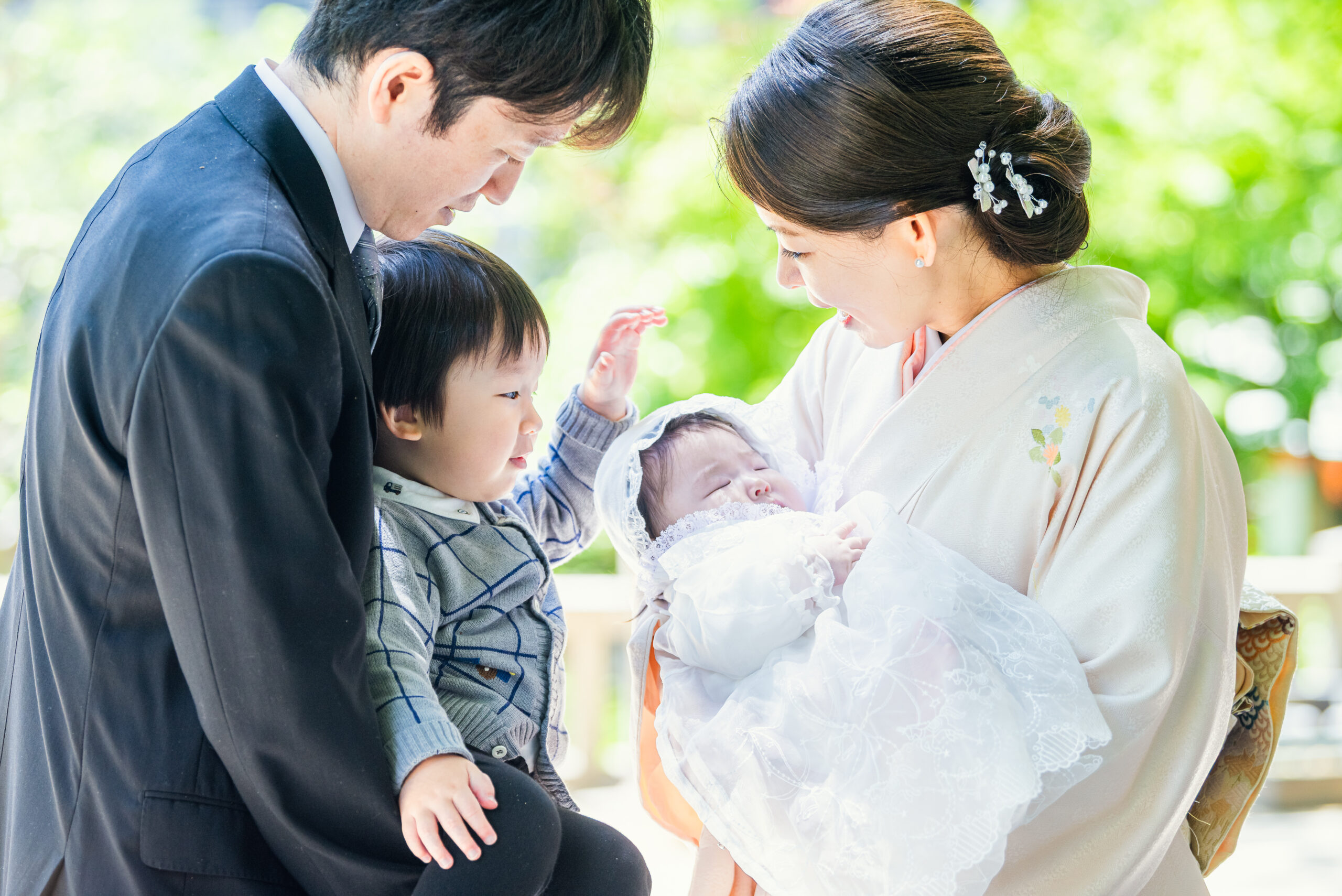 生田神社お宮参り｜お兄ちゃんが妹ちゃんをそっとよしよし、4人家族の愛おしいひとコマ【Lighthouse Photo】