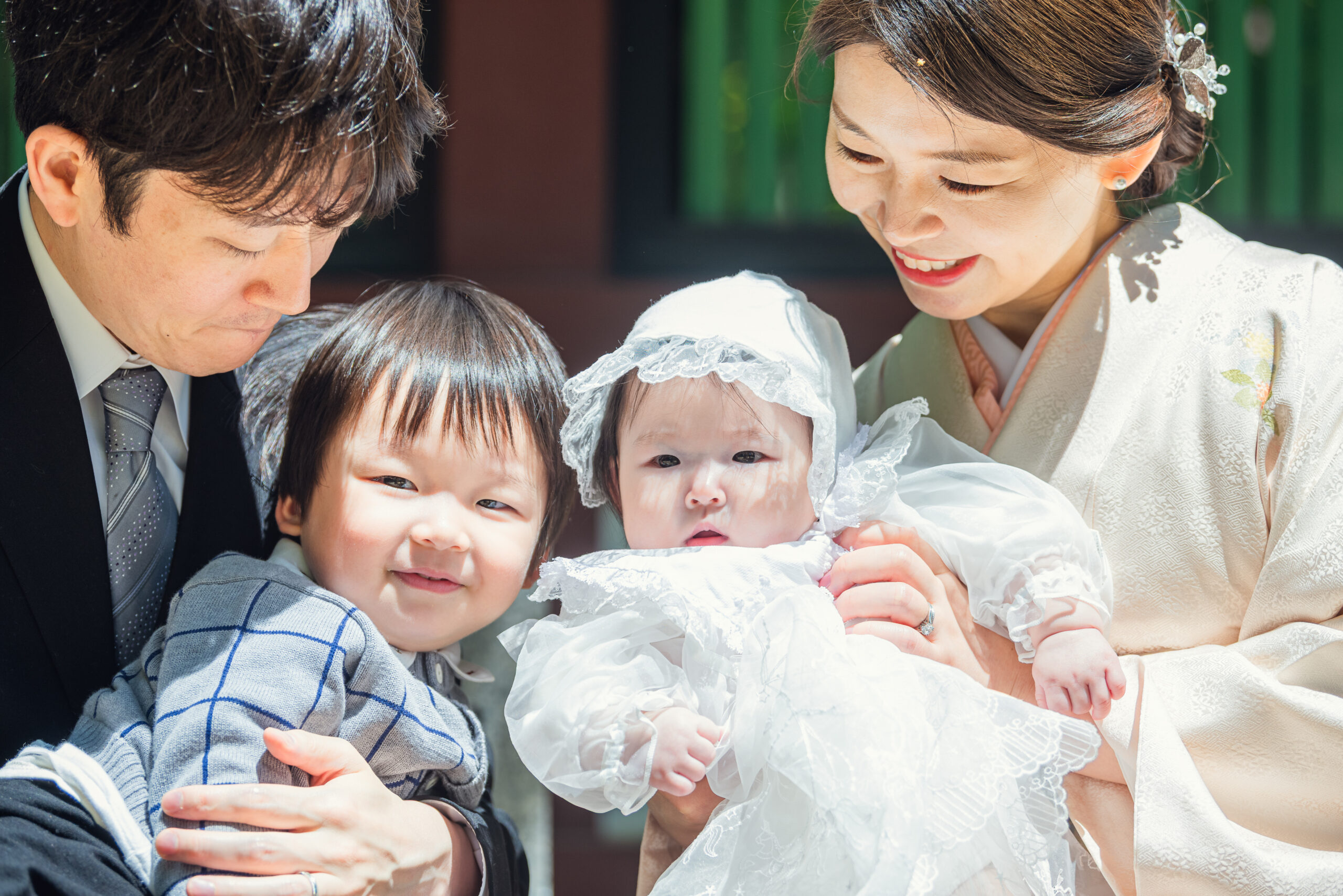 生田神社お宮参り|お兄ちゃんと妹ちゃんのアップ、嬉しそうな笑顔が輝くシーン【Lighthouse Photo】